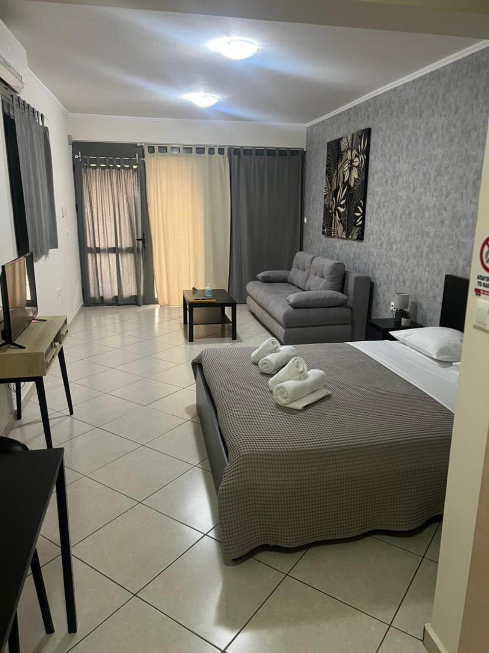 Avr Airport Deluxe Suites 4 Markopoulo Mesogaias Bagian luar foto