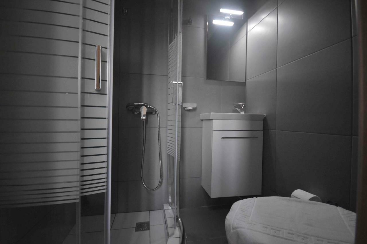 Avr Airport Deluxe Suites 4 Markopoulo Mesogaias Bagian luar foto