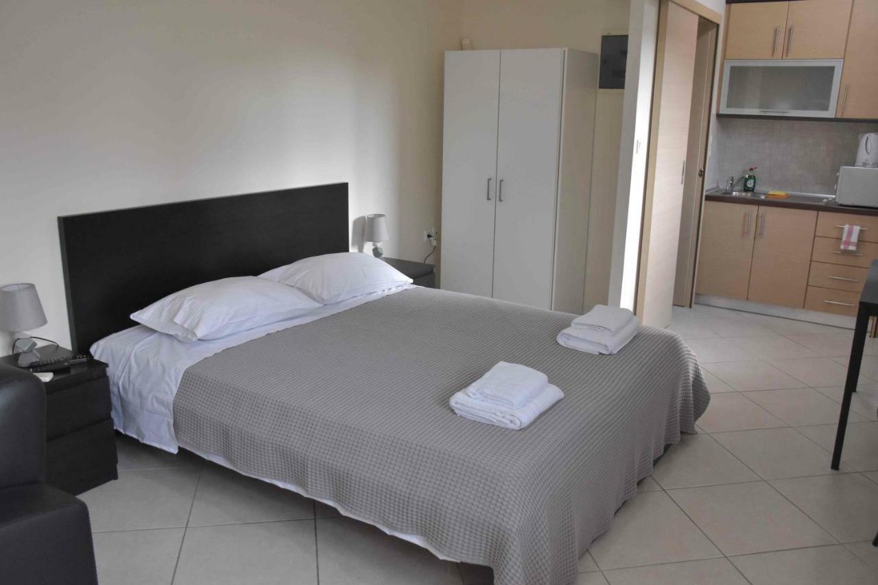Avr Airport Deluxe Suites 4 Markopoulo Mesogaias Bagian luar foto